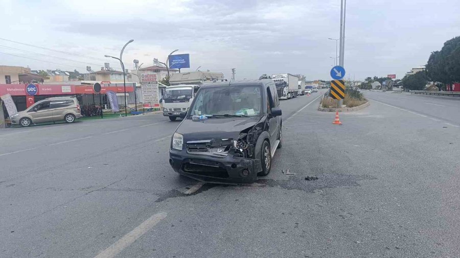Otomobil İle Hafif Ticari Aracın Kazası Güvenlik Kamerasında: 2 Yaralı