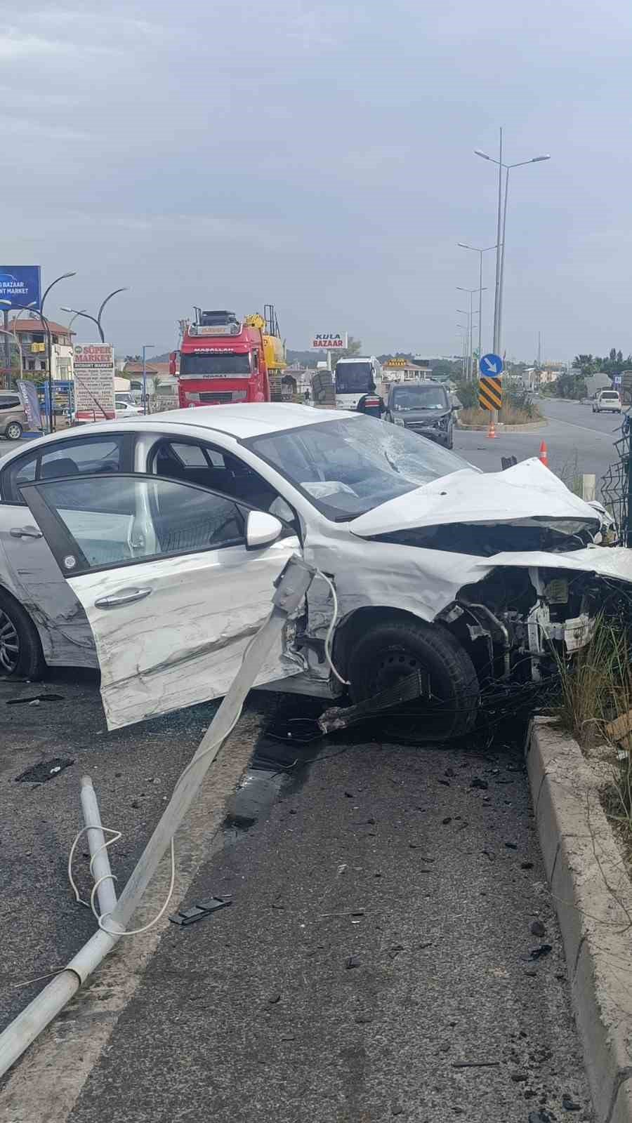 Otomobil İle Hafif Ticari Aracın Kazası Güvenlik Kamerasında: 2 Yaralı