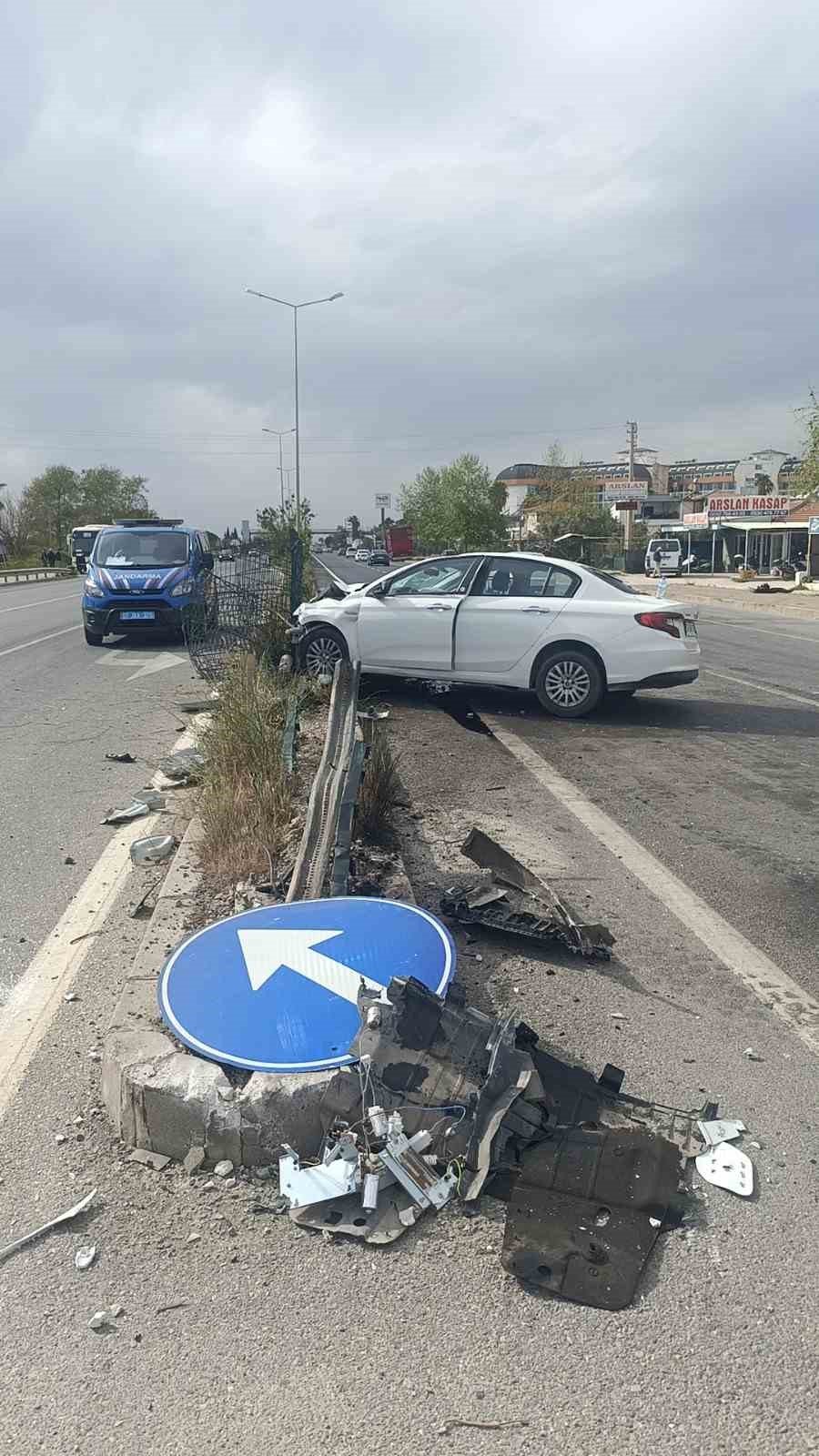 Otomobil İle Hafif Ticari Aracın Kazası Güvenlik Kamerasında: 2 Yaralı