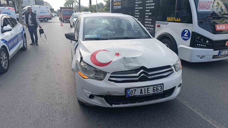 Otomobil, Kapalı Kasa Kamyonete Çarptı: 1 Yaralı