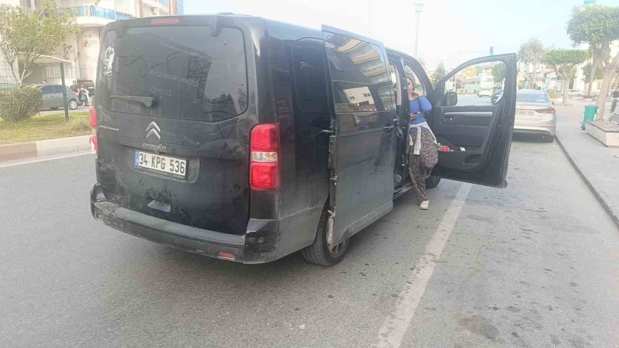 Otomobil, Kapalı Kasa Kamyonete Çarptı: 1 Yaralı