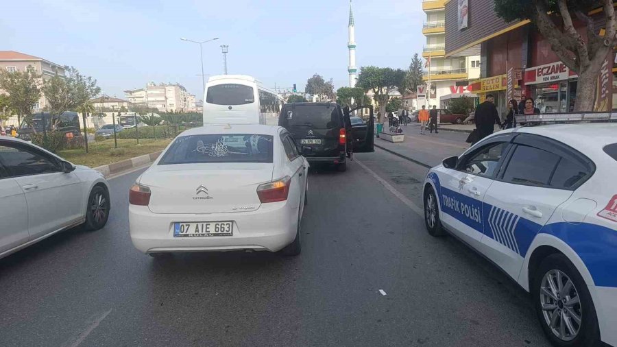 Otomobil, Kapalı Kasa Kamyonete Çarptı: 1 Yaralı