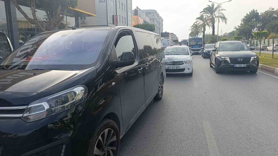 Otomobil, Kapalı Kasa Kamyonete Çarptı: 1 Yaralı