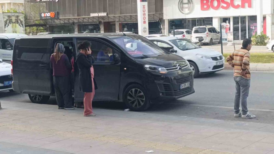 Otomobil, Kapalı Kasa Kamyonete Çarptı: 1 Yaralı