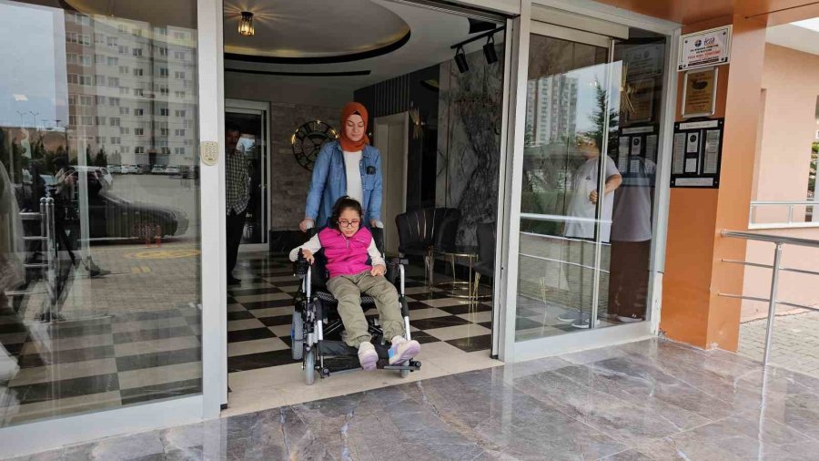 Cumhurbaşkanı Erdoğan’ın Akülü Tekerlekli Sandalye Hediye Ettiği Engelli Kızlar Bayrama Mutlu Girdi