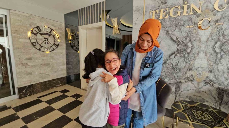 Cumhurbaşkanı Erdoğan’ın Akülü Tekerlekli Sandalye Hediye Ettiği Engelli Kızlar Bayrama Mutlu Girdi