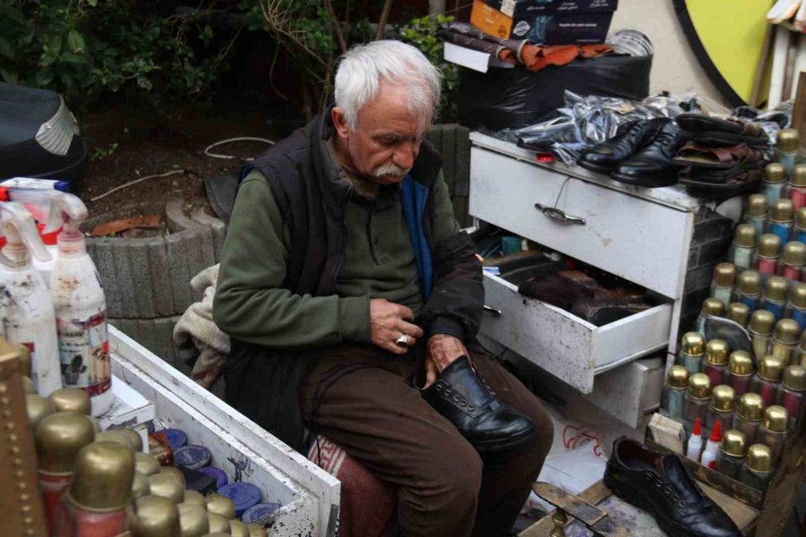 Bayramda Temiz Ayakkabılarla Dolaşmak İsteyenler Tamircilere Akın Etti