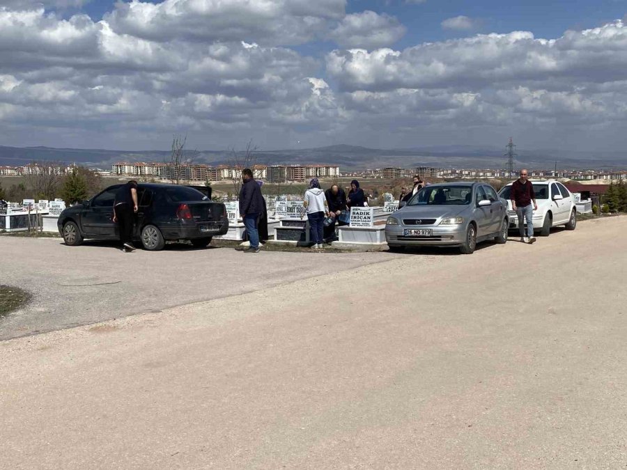 Mezarlıkta Bayram Öncesi Yoğunluğu