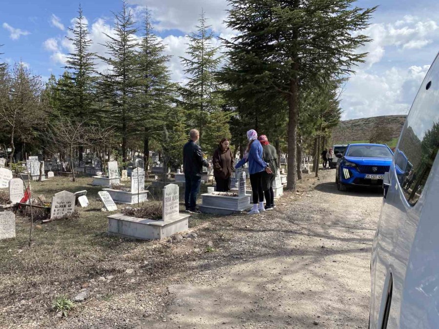 Mezarlıkta Bayram Öncesi Yoğunluğu