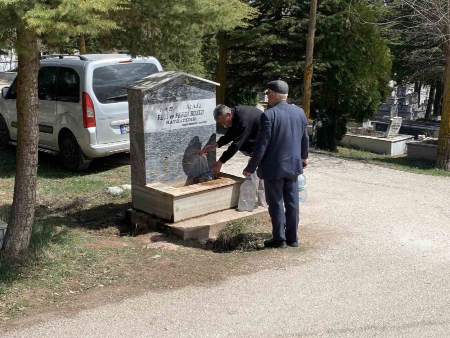 Mezarlıkta Bayram Öncesi Yoğunluğu