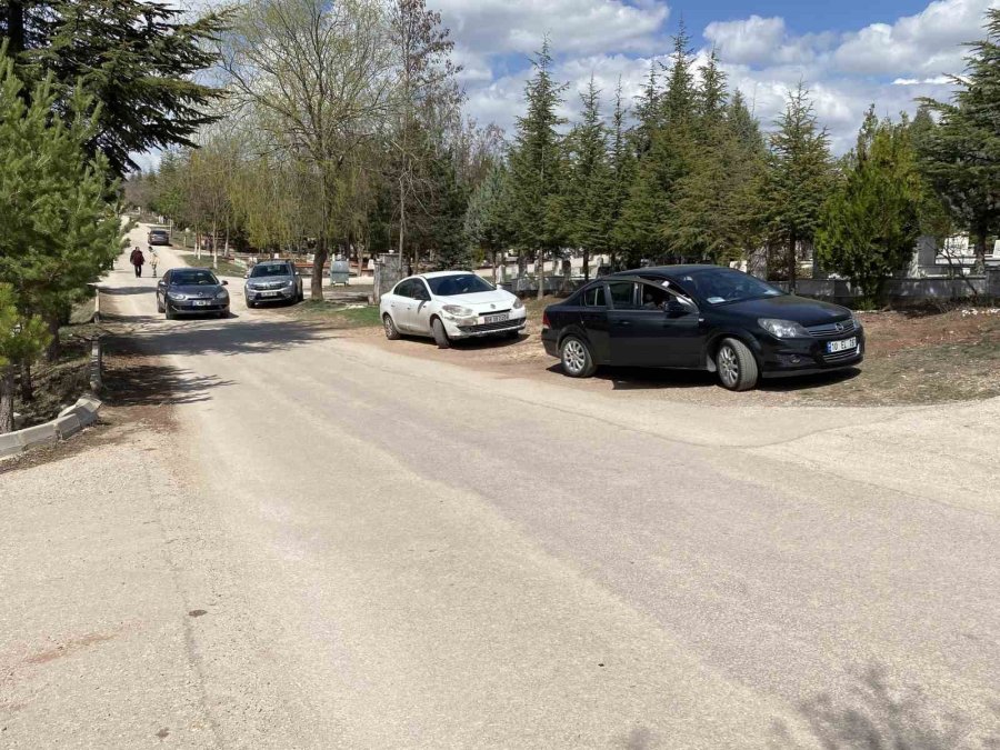 Mezarlıkta Bayram Öncesi Yoğunluğu