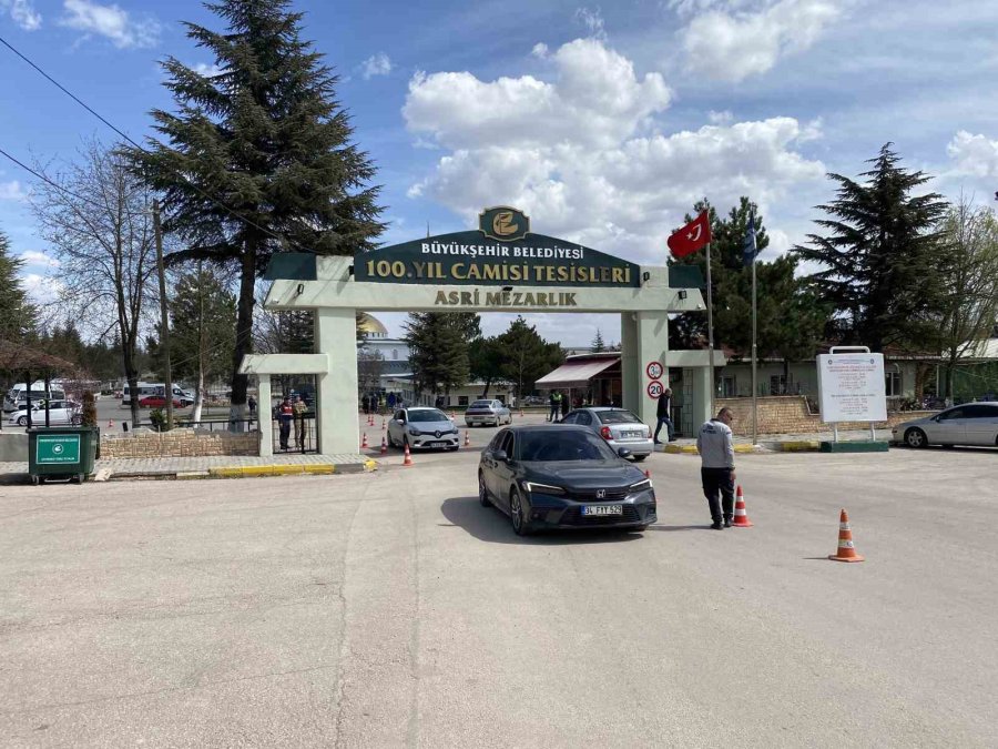 Mezarlıkta Bayram Öncesi Yoğunluğu