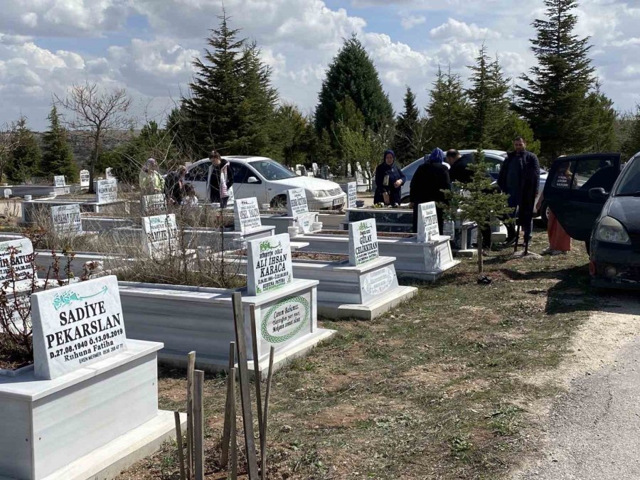 Mezarlıkta Bayram Öncesi Yoğunluğu