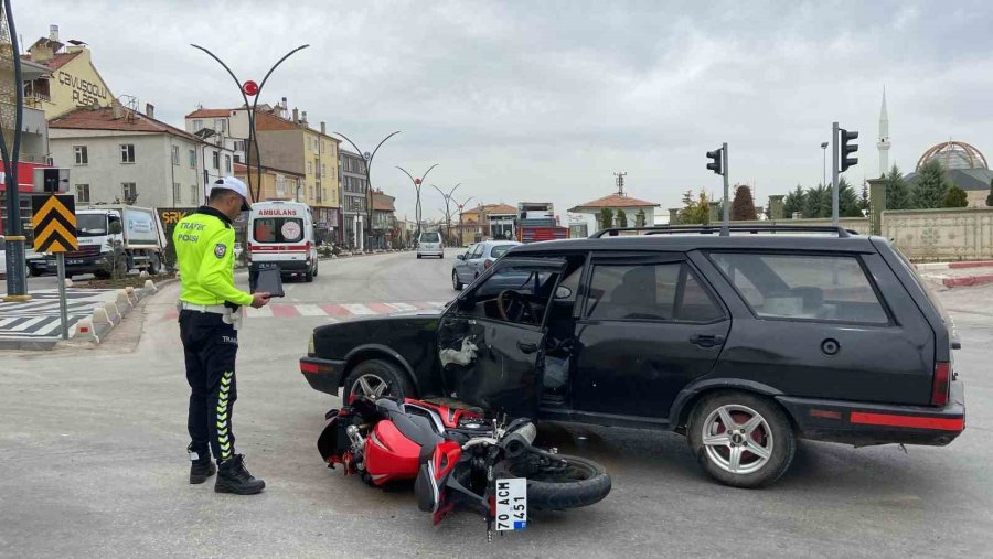 Karaman’da Otomobille Çarpışa Motosikletin Sürücüsü Yaralandı