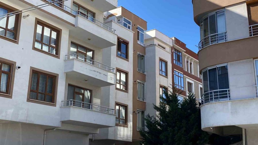 Evinin Balkonundan Düşen Yaşlı Kadın Hayatını Kaybetti