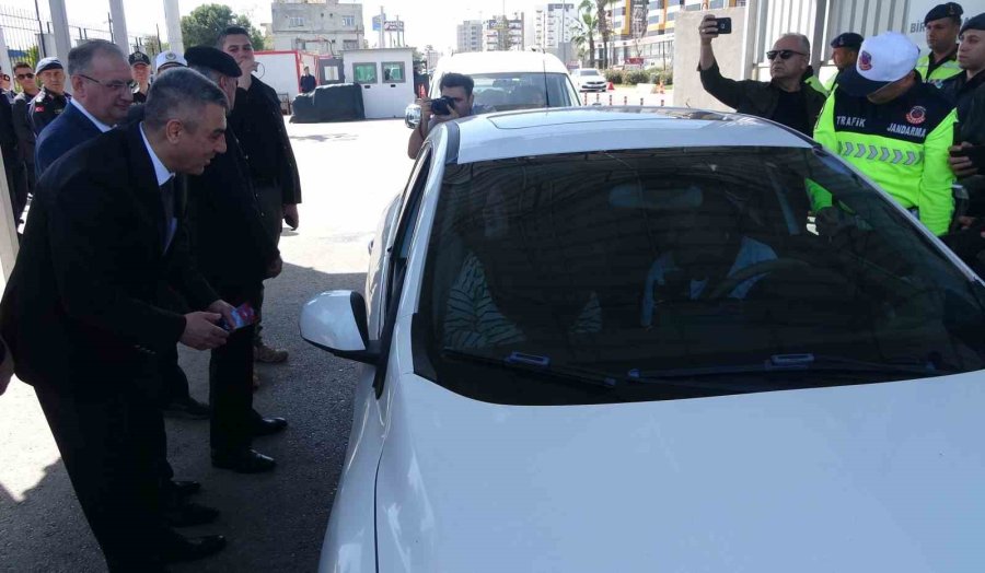 Vali Atilla Toros Yolcuları Tek Tek Uyardı: "emniyet Kemerinizi Takın"