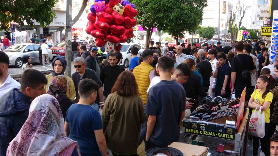 Mersin’de Bayram Alışverişi Yoğunluğu