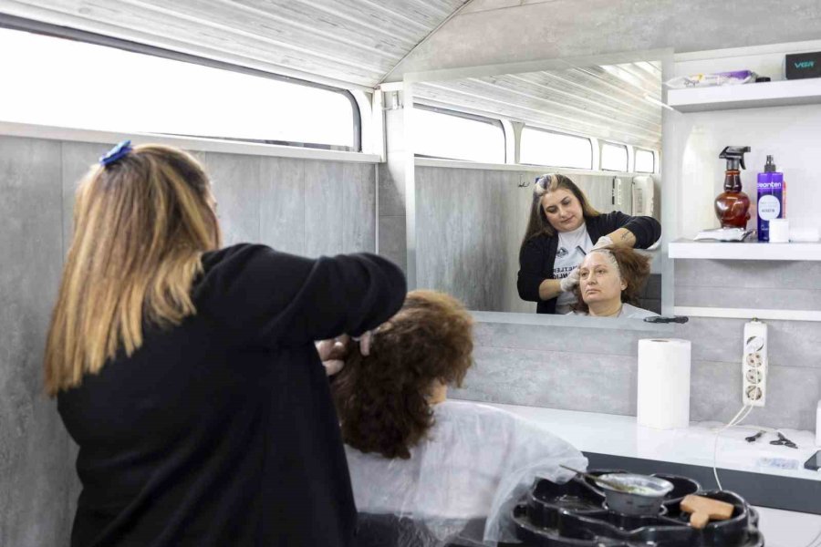 Bayram Tıraşını ’mobil Kuaför’ Aracında Oldular