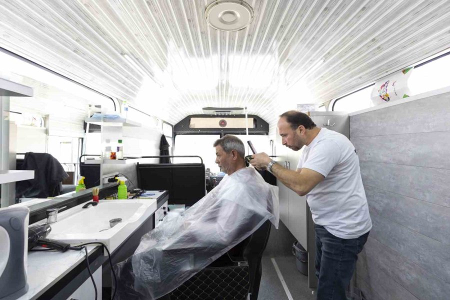 Bayram Tıraşını ’mobil Kuaför’ Aracında Oldular