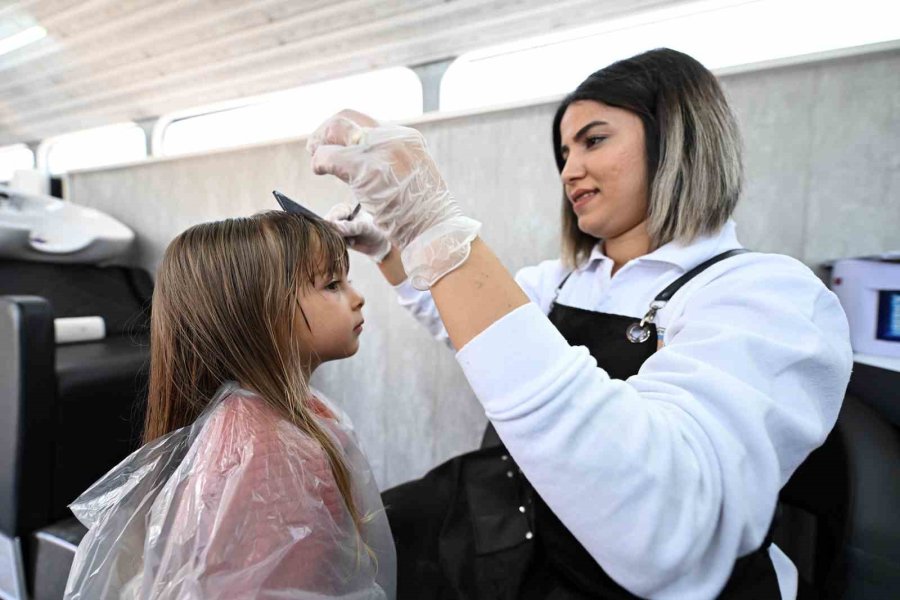 Bayram Tıraşını ’mobil Kuaför’ Aracında Oldular