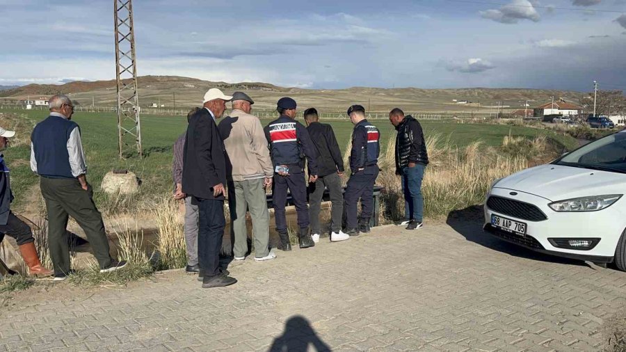 Şeker Toplamaya Çıkan 5 Yaşındaki Çocuk Sulama Kanalında Ölü Bulundu