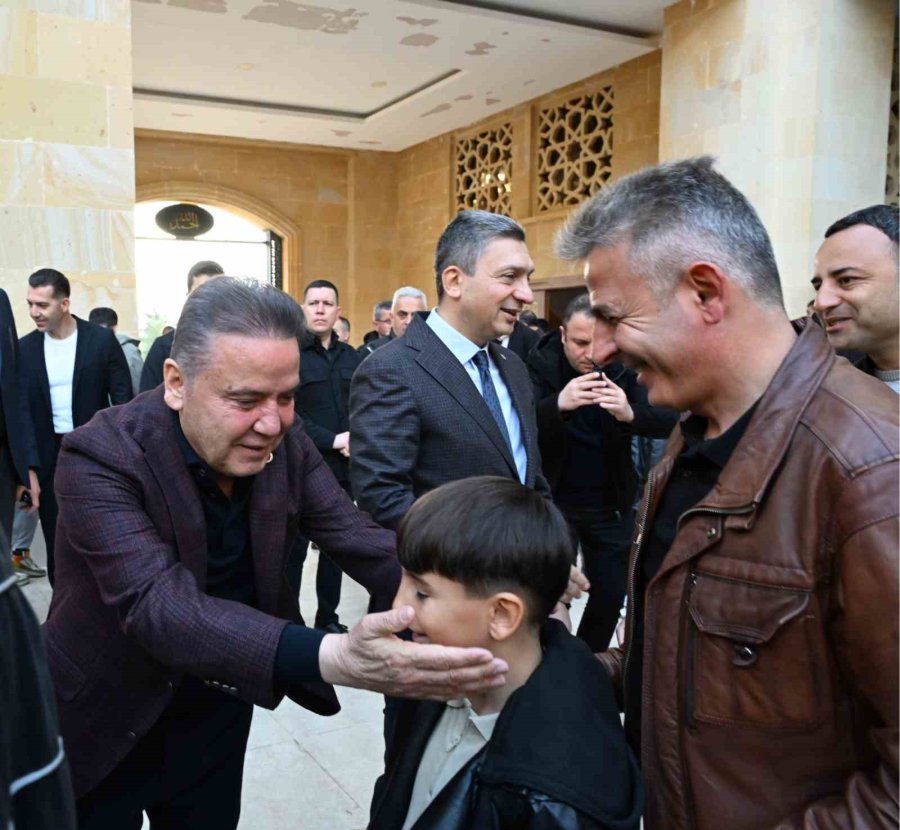 Başkan Muhitin Böcek Vatandaşlarla Bayramlaştı