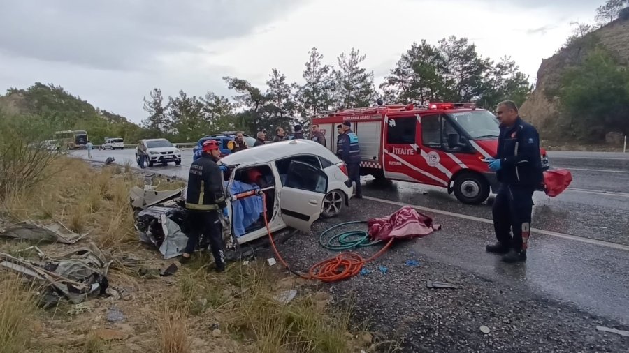 Yolcu Otobüsü Otomobille Çarpıştı: 2 Ölü