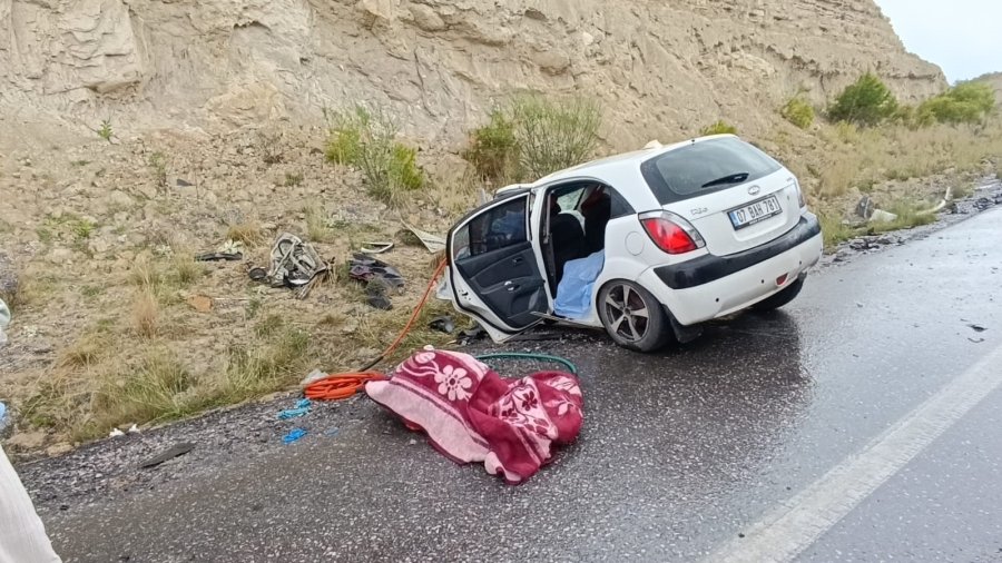 Yolcu Otobüsü Otomobille Çarpıştı: 2 Ölü