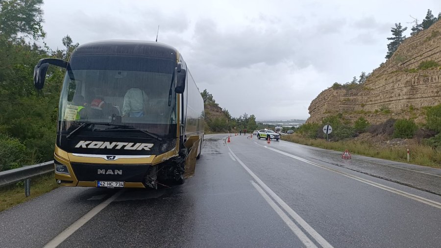 Yolcu Otobüsü Otomobille Çarpıştı: 2 Ölü