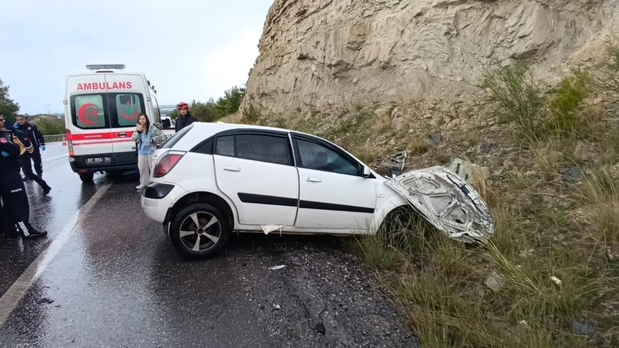Yolcu Otobüsü Otomobille Çarpıştı: 2 Ölü