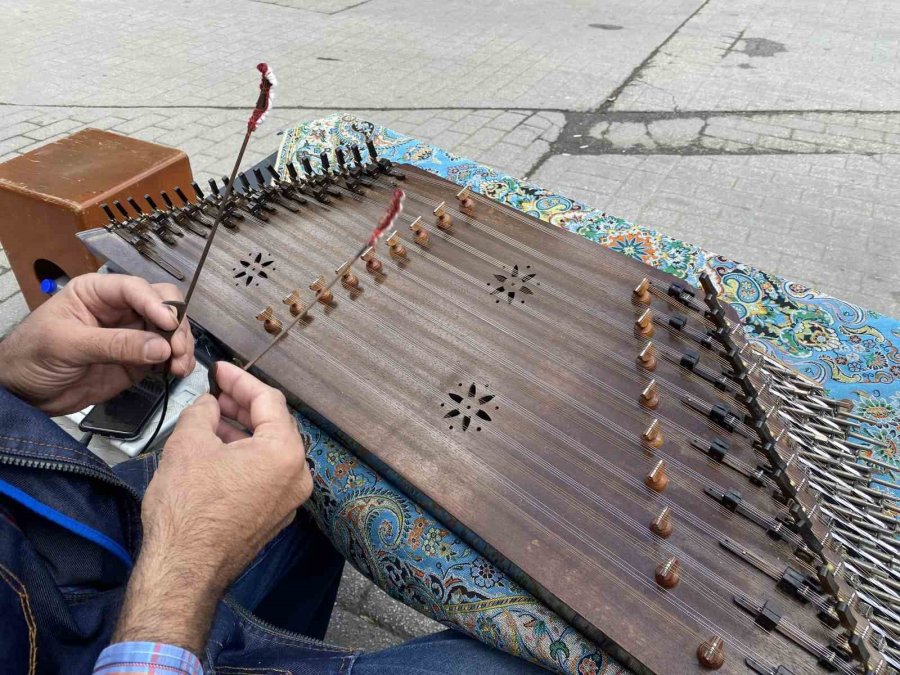 Herkes Bayram Tatilindeyken O Sokak Sanatına Devam Ediyor