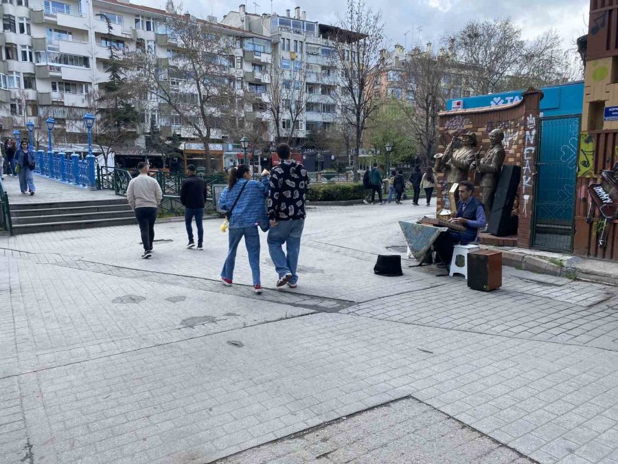 Herkes Bayram Tatilindeyken O Sokak Sanatına Devam Ediyor