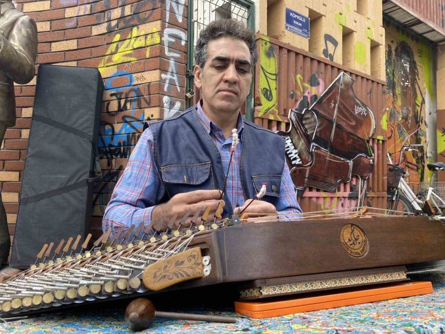 Herkes Bayram Tatilindeyken O Sokak Sanatına Devam Ediyor