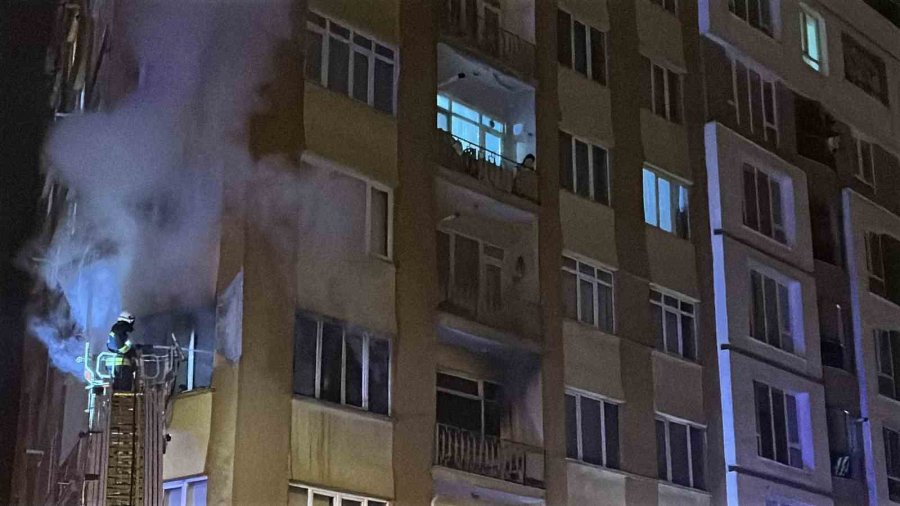 Ağzındaki Sigarayla Uyuyakalınca Evi Alev Aldı, Komşuları Yangını Üst Kattan İzledi