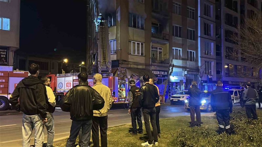 Ağzındaki Sigarayla Uyuyakalınca Evi Alev Aldı, Komşuları Yangını Üst Kattan İzledi