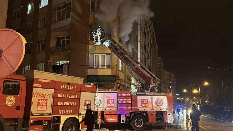 Ağzındaki Sigarayla Uyuyakalınca Evi Alev Aldı, Komşuları Yangını Üst Kattan İzledi