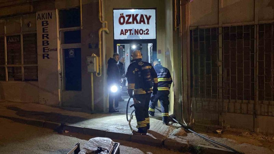 Ağzındaki Sigarayla Uyuyakalınca Evi Alev Aldı, Komşuları Yangını Üst Kattan İzledi