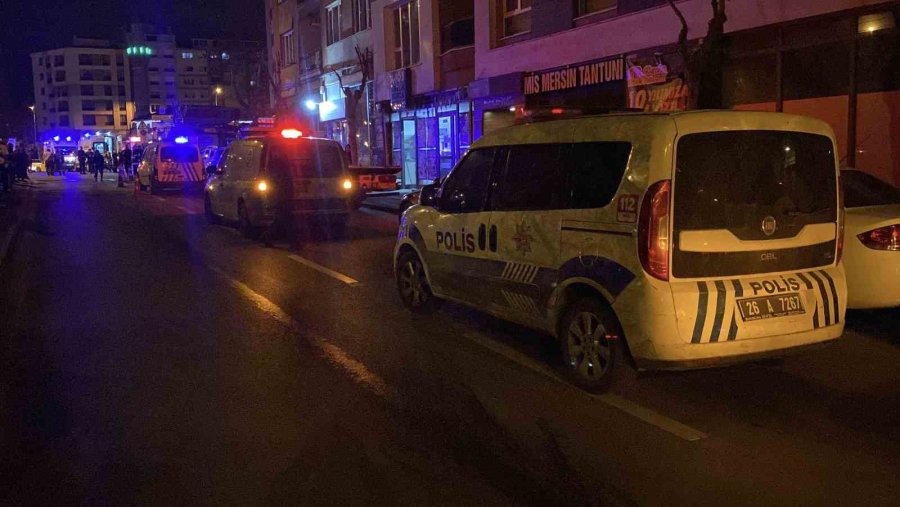 Ağzındaki Sigarayla Uyuyakalınca Evi Alev Aldı, Komşuları Yangını Üst Kattan İzledi