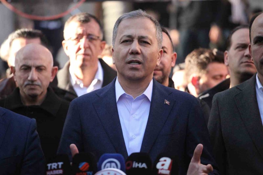 İçişleri Bakanı Yerlikaya Bayram Namazını Konya’da Kıldı