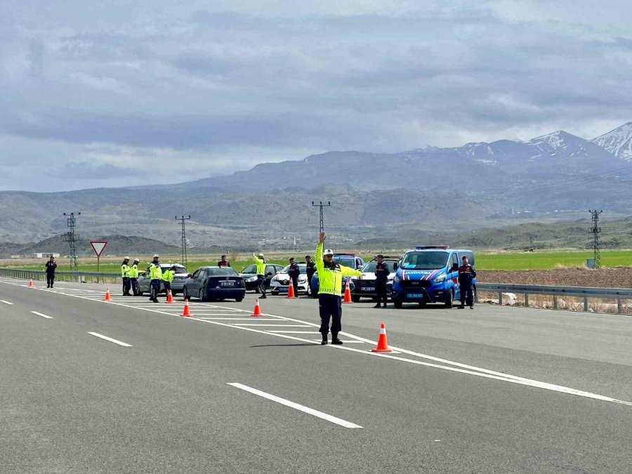 Kayseri’de Yollar Cayrokopter İle Havadan Denetlendi