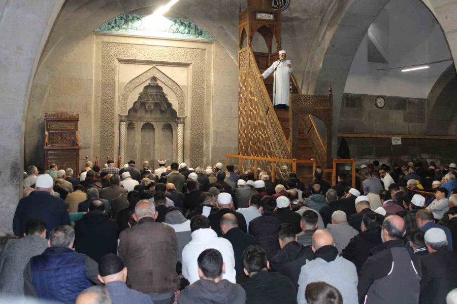 Bayram Namazında Camler Doldu Taştı