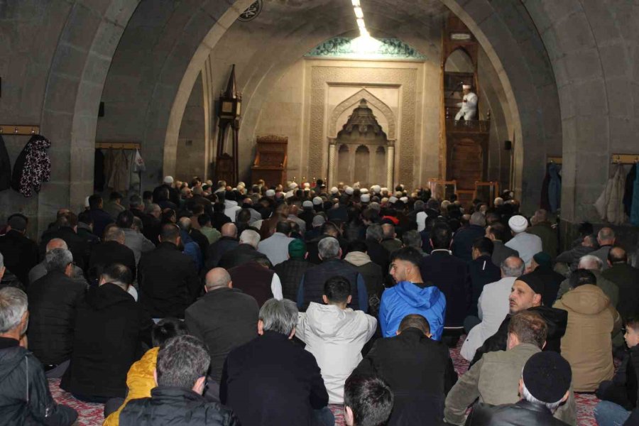 Bayram Namazında Camler Doldu Taştı