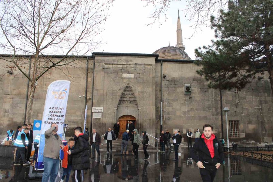 Bayram Namazında Camler Doldu Taştı