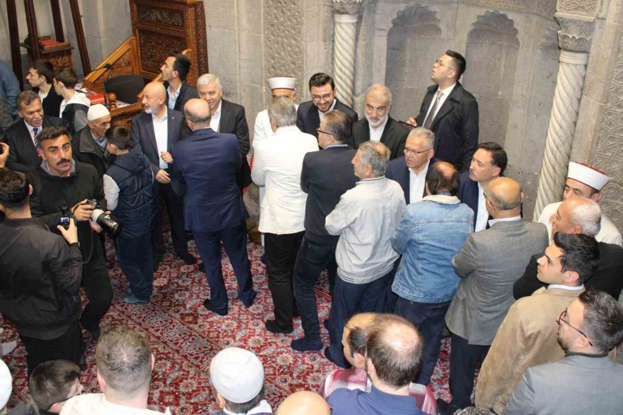 Bayram Namazında Camler Doldu Taştı