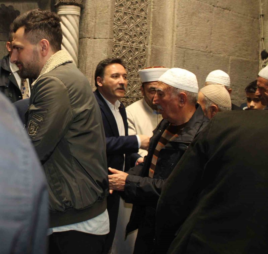 Bayram Namazında Camler Doldu Taştı