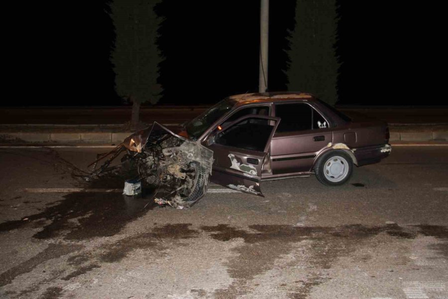 Konya’da Lastiği Patlayan Otomobil Direğe Çarptı, Sürücüsü Yaralandı