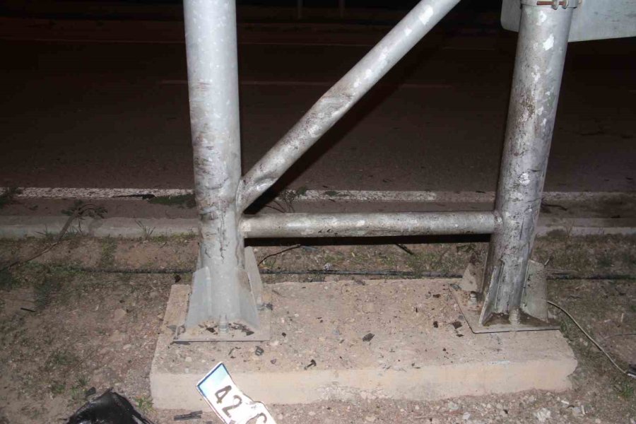 Konya’da Lastiği Patlayan Otomobil Direğe Çarptı, Sürücüsü Yaralandı