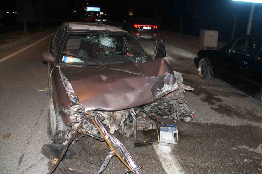 Konya’da Lastiği Patlayan Otomobil Direğe Çarptı, Sürücüsü Yaralandı