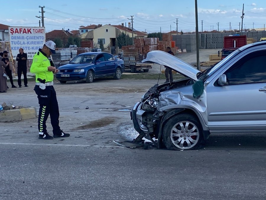 Konya’da İki Otomobil Çarpıştı: 6 Yaralı