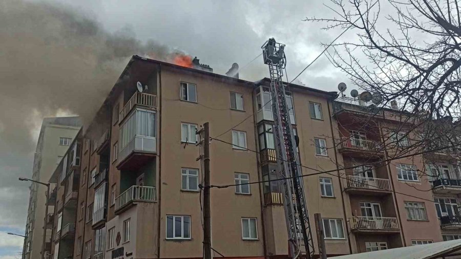 Konya’da 5 Katlı Binanın Çatısında Yangın Çıktı